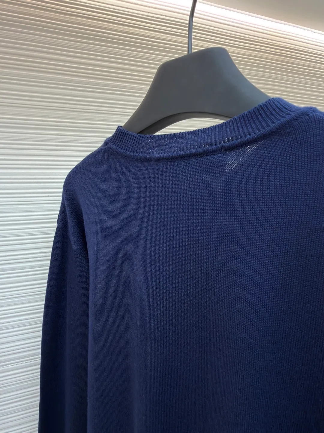 LOUIS VUITTON cuff jacquard cashmere sweater ●Original version: 15100 purchased and developed ●Item number: 1681849-A75 ●Fabric: wool blended fabric ●Technology: jacquard knitting ●Color: treasure color ●Version: fitted version ●Weight: about 395 grams ●Size: S-M-L-XL ●Description: Made of 55% cashmere fabric with 45% cotton. The fabric is soft and comfortable and does not cling to the upper body. The three-dimensional and stylish version can be worn outside or as a base layer. The fabric is washed frequently to fix the pattern and color. The jacquard is made of professional point jacquard on wool looms imported from Germany, and is reproduced from the original 1:1 scanned pattern. This round-neck pullover is made of soft cashmere in trendy tones and features Monogram elements on the ribbed knitted cuffs. It goes well with a variety of looks. The overall wiring is straight and delicate, the fabric is comfortable and soft, and the color is consistent without color difference. It can be matched with the same style to create a fashionable look and control various occasions. Customized accessories, complete with three standards, same style for men and women!